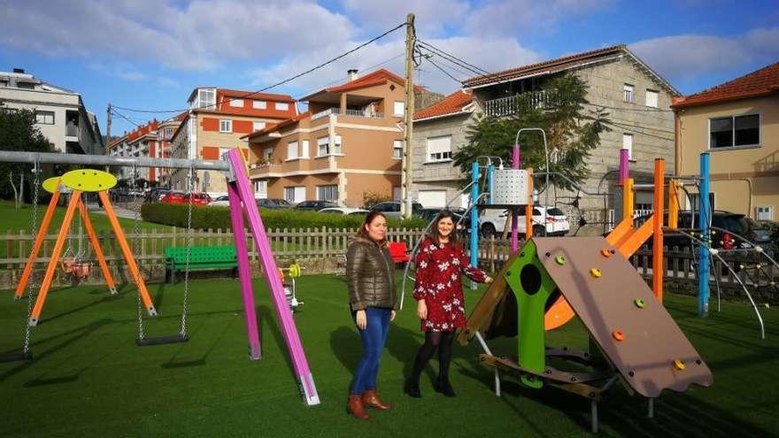 La edil Marta Freire y la alcaldesa en el parque recién renovado. // Santos Álvarez