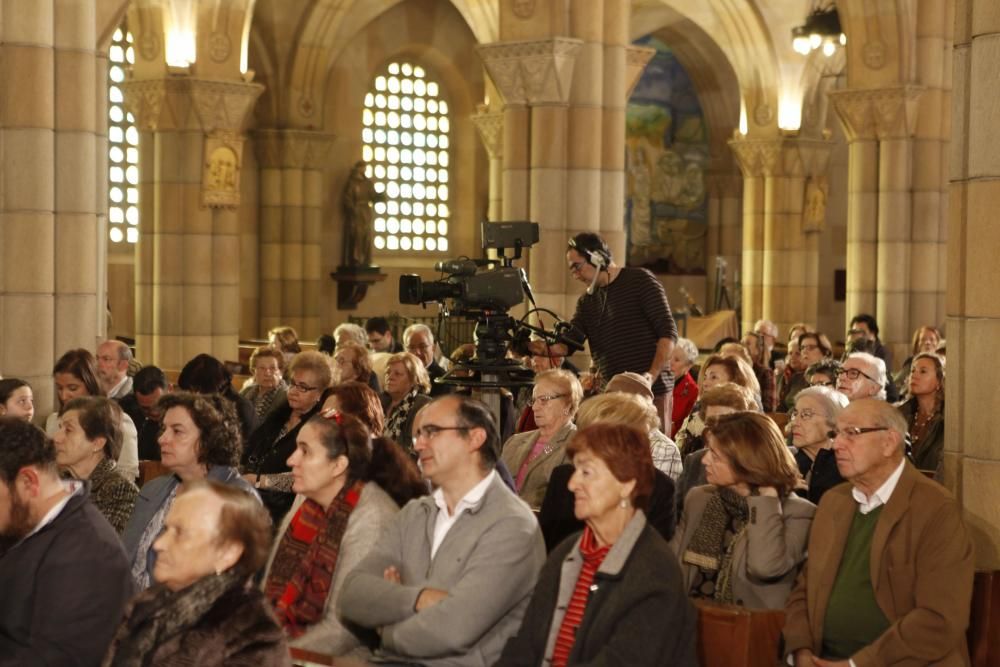 Misa del Día de Todos los Santos oficiada por el arzobispo de Oviedo