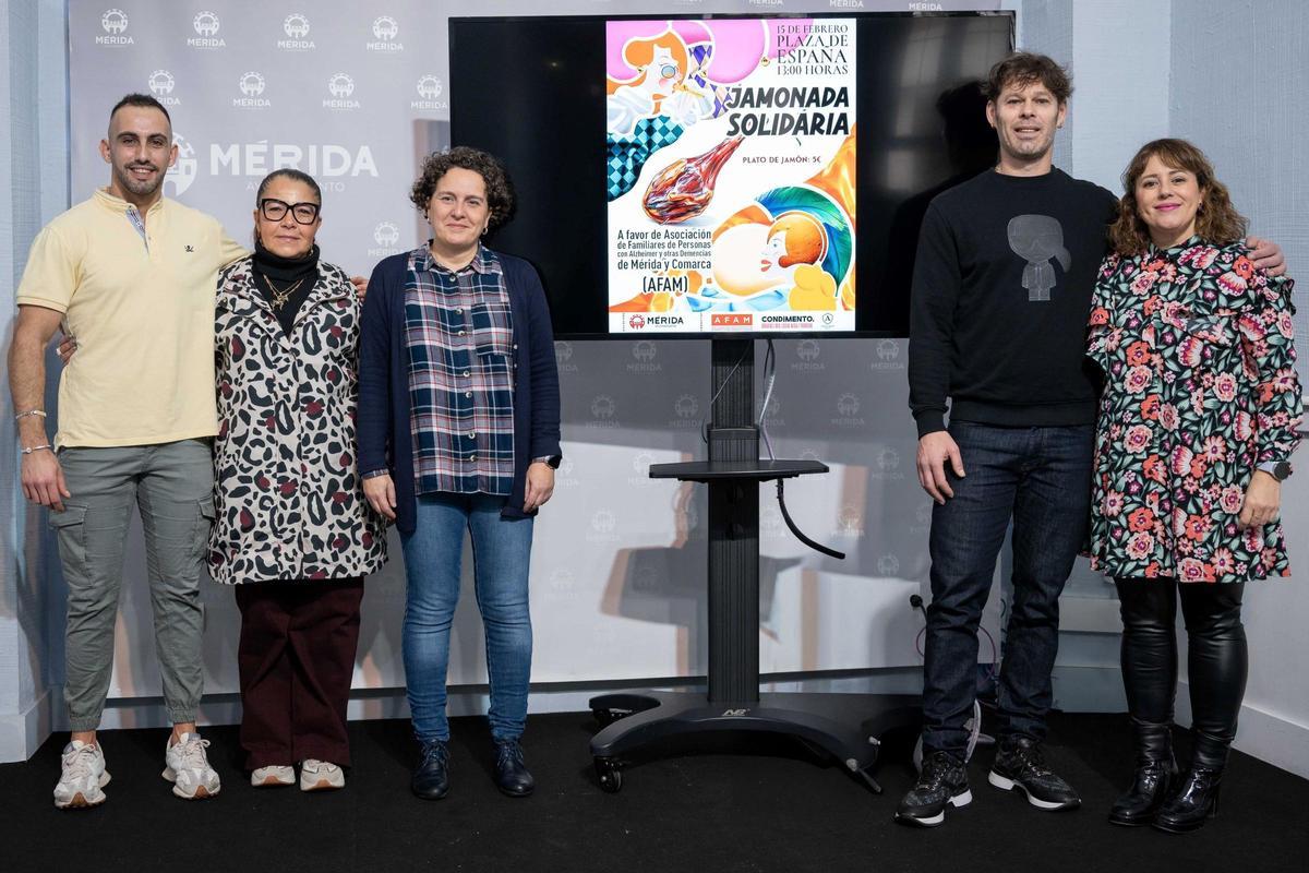 Ana Aragoneses, la presidenta de AFAM y representantes de Artemis Gourmet, en el acto de presentación del evento solidario en Mérida.