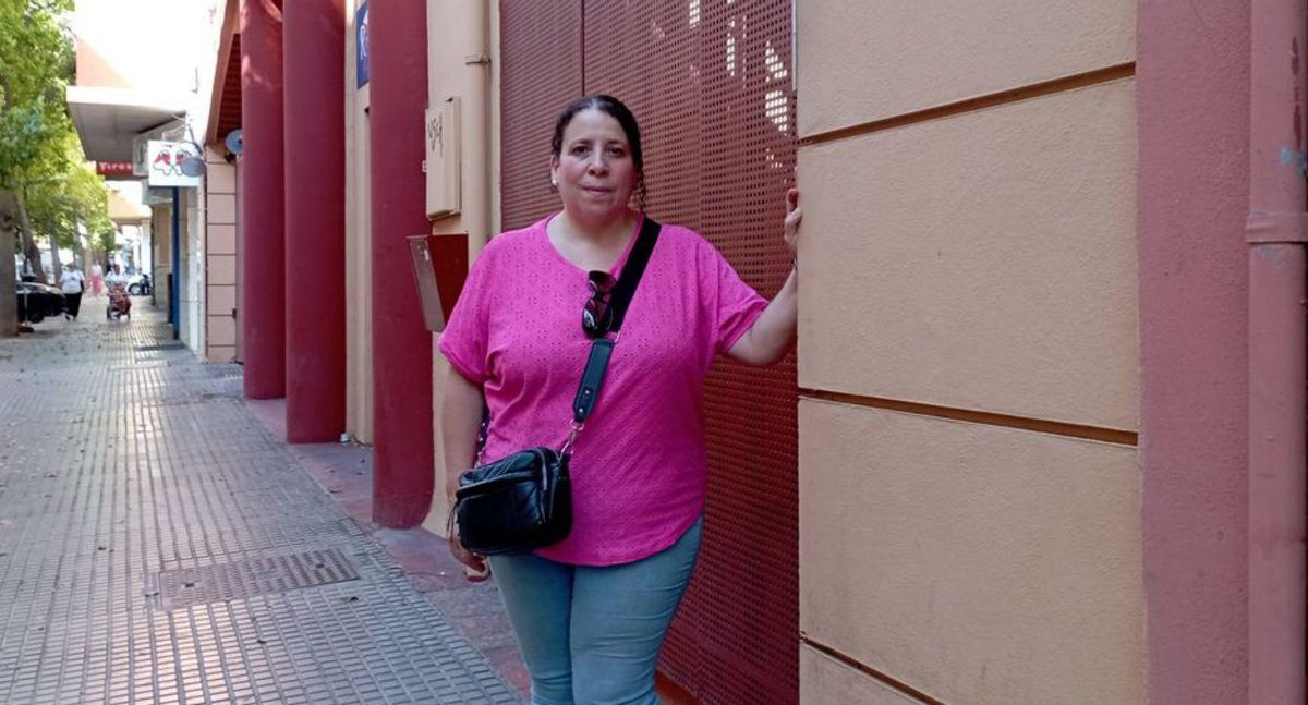 En la puerta de su bloque, en la Alameda de Capuchinos. | A.V.