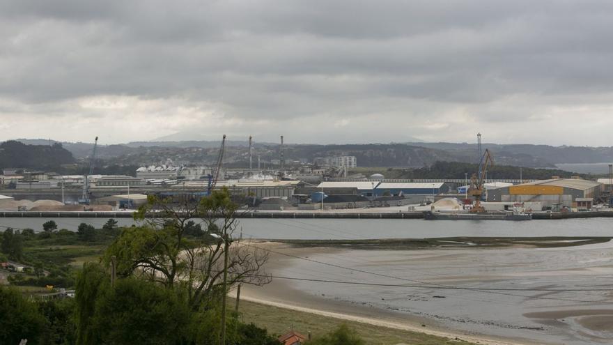 Les instalaciones fabriles d'Asturiana de Zinc (Azsa) vistes dende la oriella derecha de la ría d'Avilés.  | MARÍA FUENTES