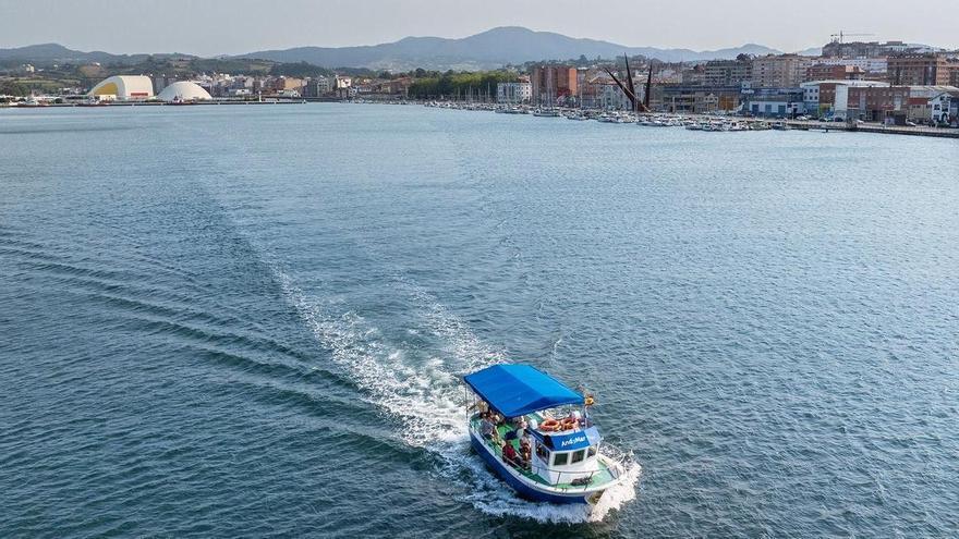 Conexión marítima de récord: los paseos en barco y el Espacio Portus se convierten en el gran atractivo turístico estival