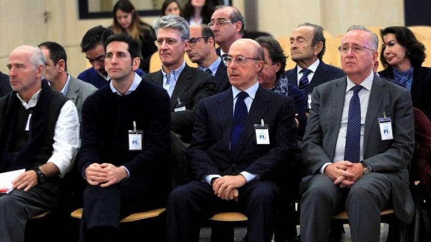 El antiguo presidente del grupo Pescanova, Manuel Fernández de Sousa (d.), en el banquillo junto a los máximos responsables de la empresa entre 2009 y 2013. // Efe