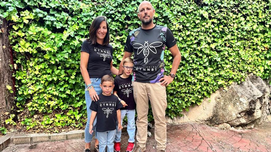 Óscar, en el medio, junto a sus padres y su hermano pequeño.