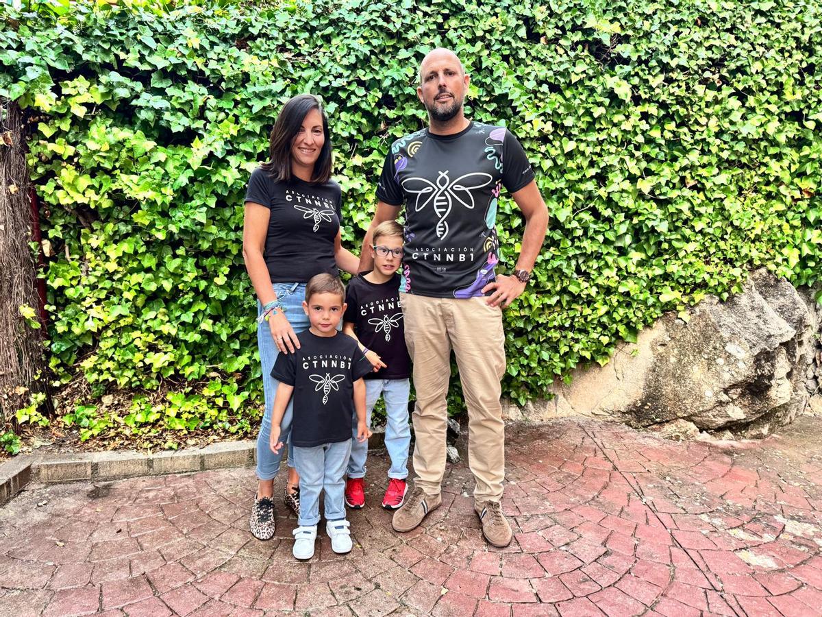 Óscar, en el medio, junto a sus padres y su hermano pequeño.