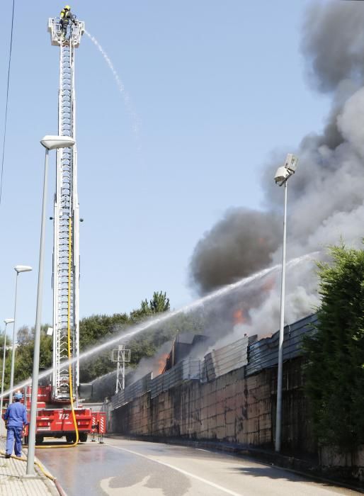 El fuego se ha registrado en una nave dedicada al reciclaje de residuos