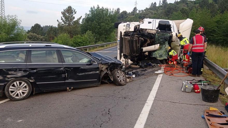 Mueren dos personas al salirse de la vía un camión y aplastar un turismo en Ourense