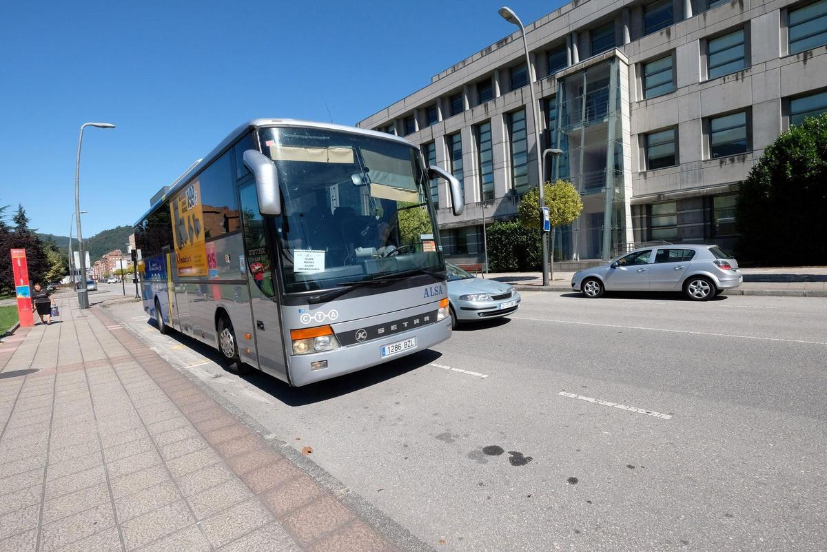 Un autobús circulando frente al campus de Mieres.
