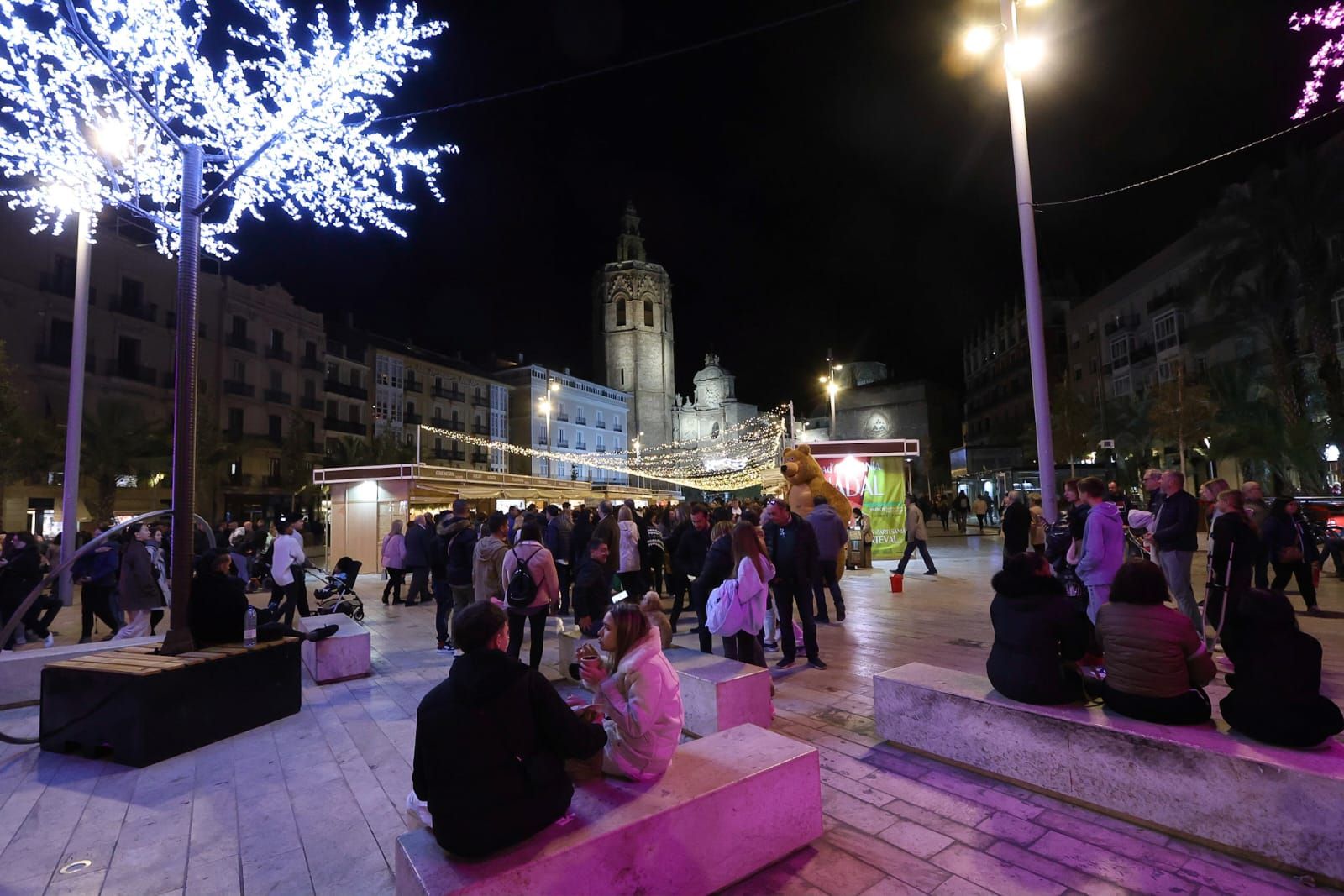 El centro de València, a reventar de gente por la decoración de Navidad