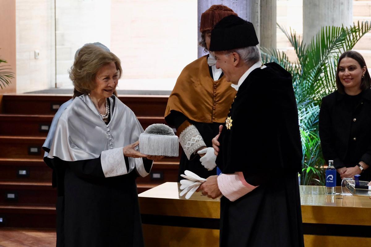 Lluís Serra realiza la entrega del birrete a la Reina Sofía.