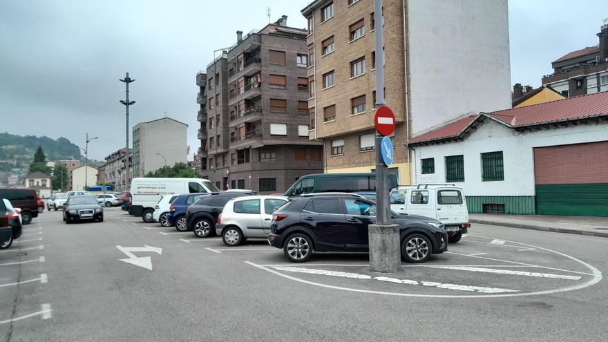 El Ayuntamiento busca nuevos espacios y solares en desuso para aliviar los problemas de aparcamiento en Sama y anuncia que hará un parking en una parcela de Modesta