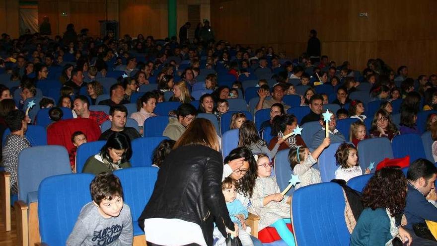 El Principal se llenó y los niños usaron varitas mágicas en la función. // Bernabé / Ana Bazal