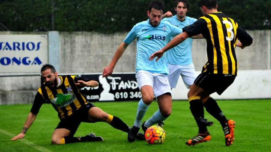 Un jugador del Villalonga trata de regatear en un partido reciente. // Iñaki Abella