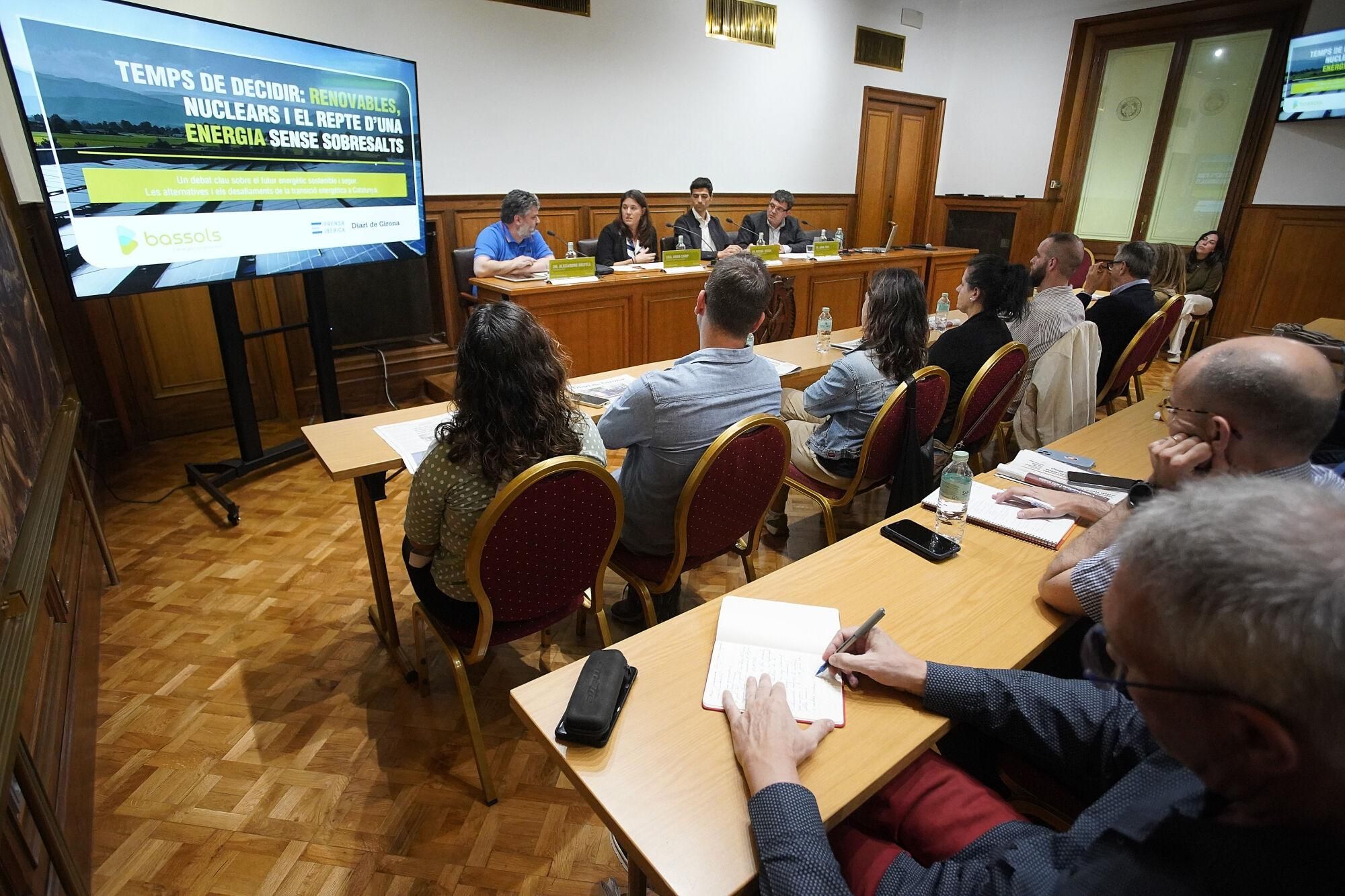 Girona cambra comerç jornada del diari «Temps de decidir: renovables, nuclears i el repte d’una energia sense sobresalts» Miquel Bosch, Director de negoci de Bassols Energia, Olot Prof. Alexandre Deltell, Universitat de Girona, enginyer de Fluids, Energia i Medi Ambient. Sra. Anna Camp, Directora de l’Institut Català d’Energia de Catalunya, Generalitat de Catalunya
