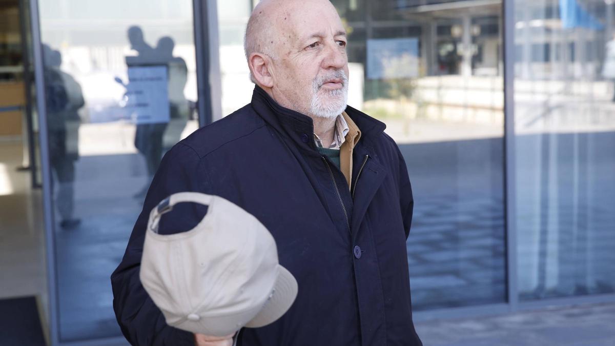 El padre Chus, saliendo del Palacio de Justicia