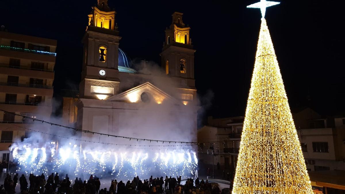 La plaza del Ayuntamiento de Riba-roja con el árbol de Navidad iluminado.