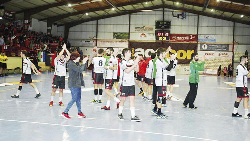 Jugadores y cuerpo técnico del Lalinense saudan a sus seguidores el sábado en O Rosal. // ´Bernabé