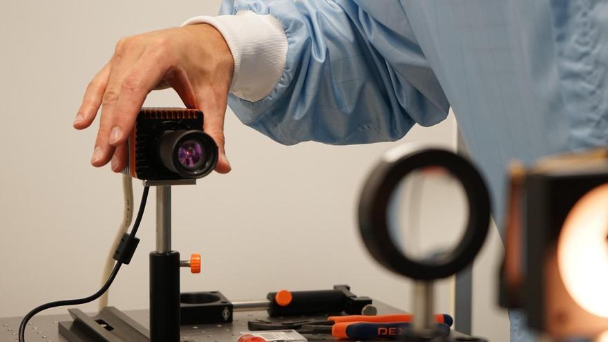 Un investigador prueba una cámara.