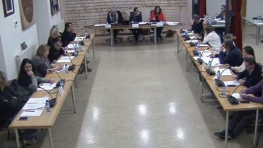 Imagen del último pleno. Al fondo, a la derecha, el interventor municipal.