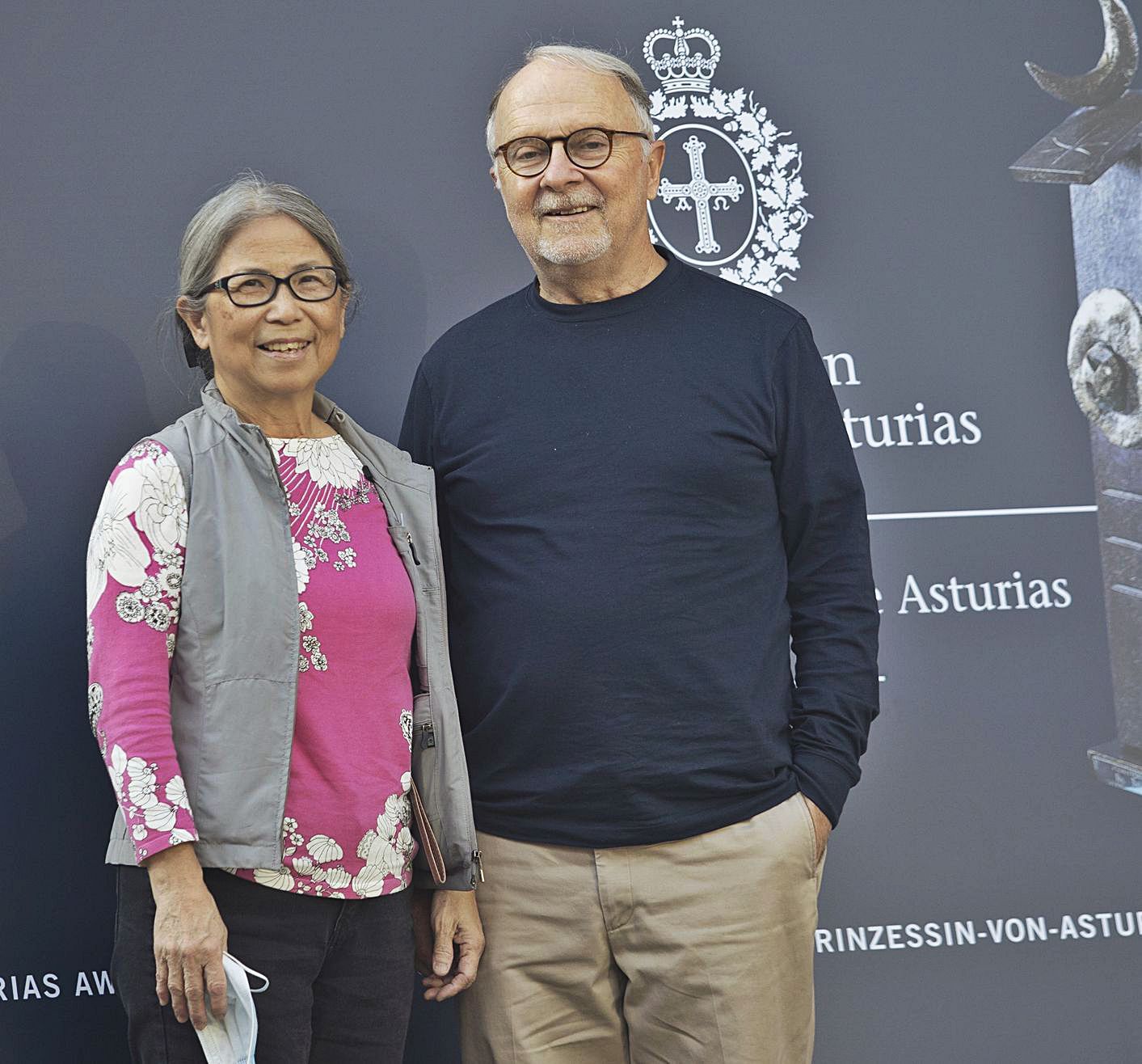 Philip Felgner y su esposa, Jiin Yu-Hwang Felgner, ante el panel de la Fundación Princesa de Asturias, a su llegada a Oviedo. |