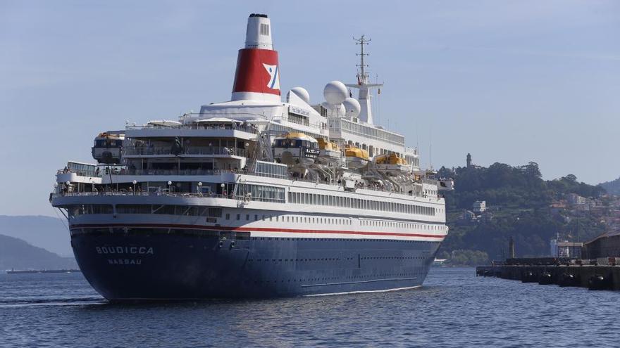 El crucero Boudicca, en la ría.