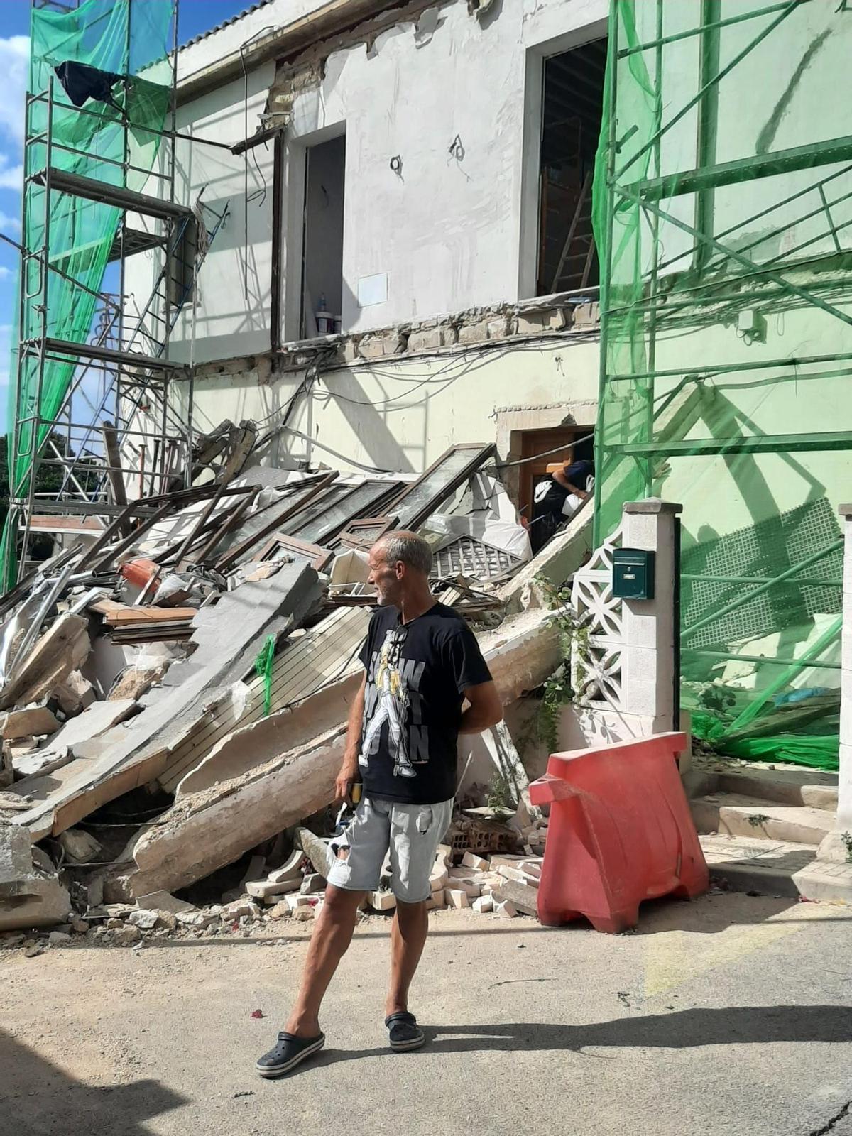 Ein Mann vor dem eingestürzten Balkon im Stadtteil El Terreno.