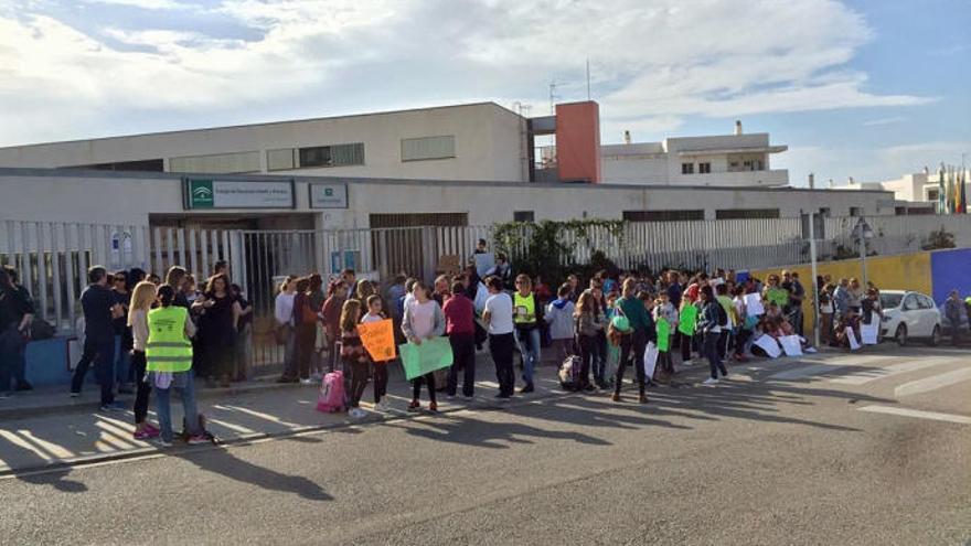 Imagen de una de las movilizaciones por la masificación en las aulas de Rincón de la Victoria.