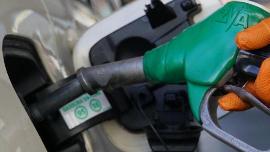 Tras semanas de caída, el litro de diésel ya es casi 20 céntimos más barato que el de gasolina