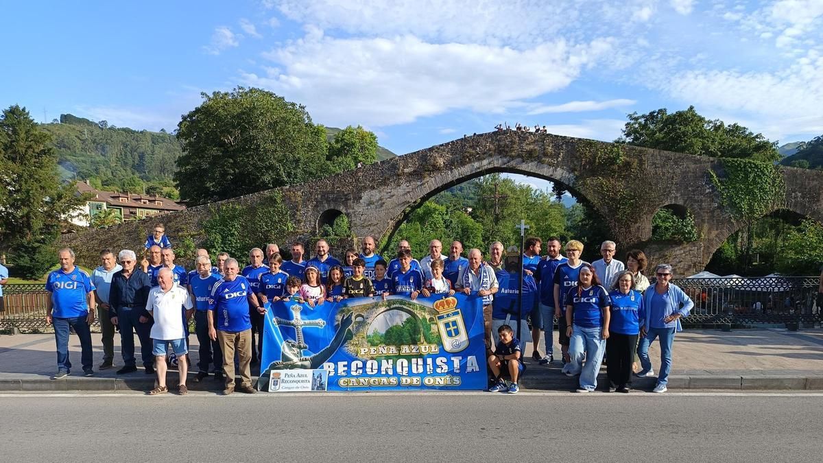 Los peñistas en Cangas de Onís.