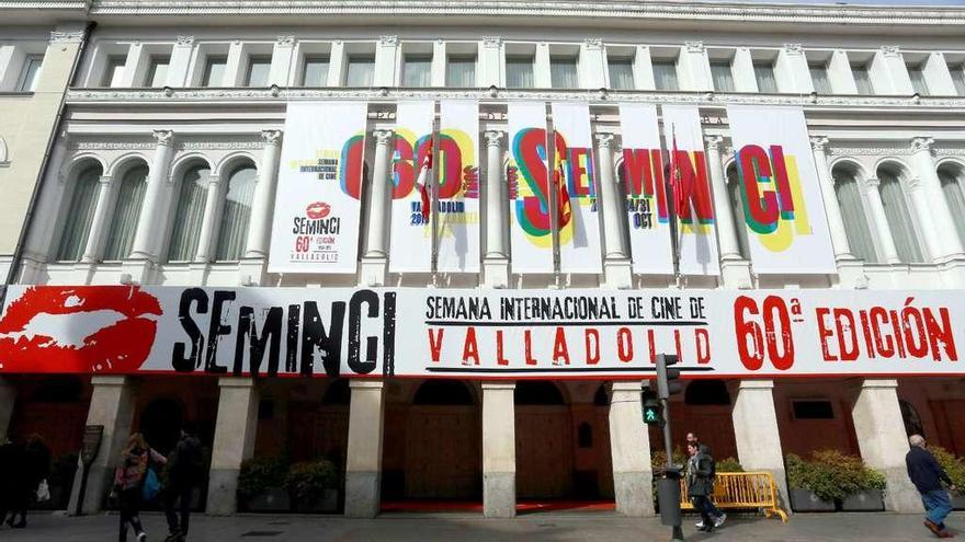 El Teatro Calderón con el cartel de la sesenta edición de la Seminci de Valladolid.