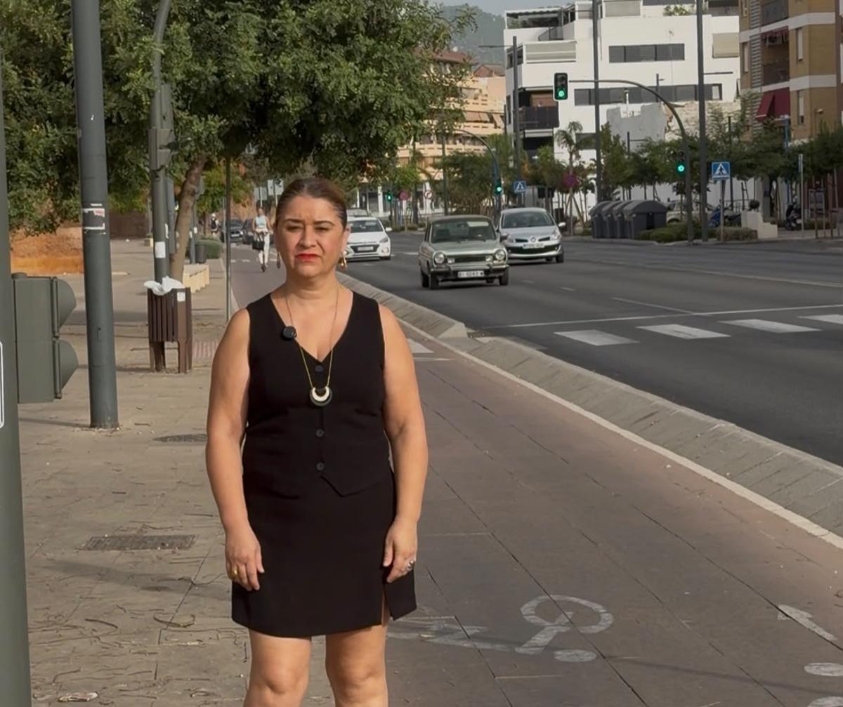 La concejala de Hacemos Córdoba Irene Ruiz, junto a un carril bici.
