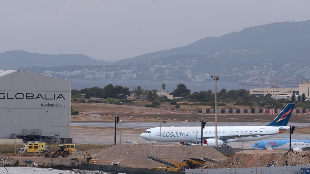Un avión de Plus Ultra, la compañía rescatada por el Gobierno, aterriza en el aeropuerto de Palma para ser reparado