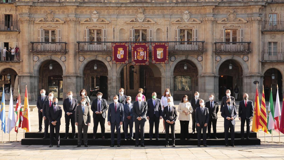 Los presidentes autonómicos junto al Rey y Sánchez durante la conferencia de presidentes.