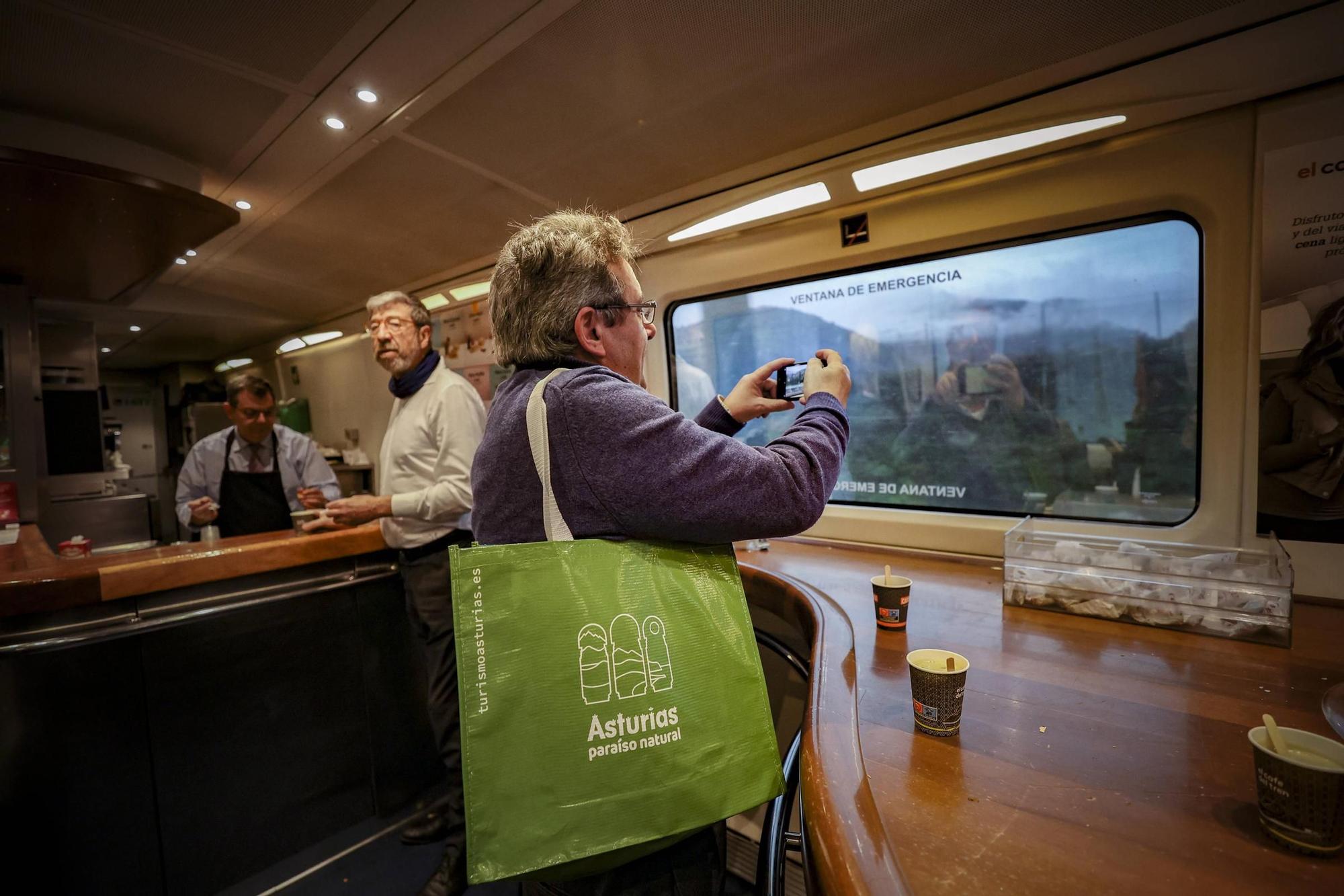 Los asturianos que estrenan el AVE a Madrid: así fue el primer viaje de pasajeros