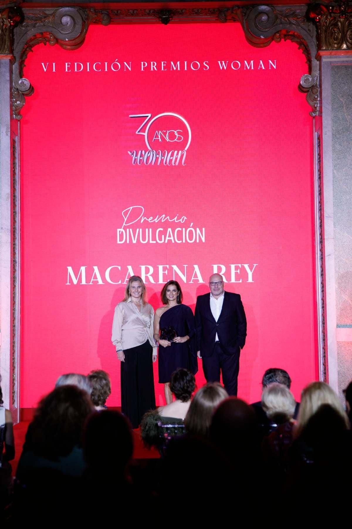 Óscar Voltas, director general de revistas de Prensa Ibérica, y Laura Álvarez, de Vichy Catalan Corporation, entregan el Premio Divulgación a Macarena Rey,