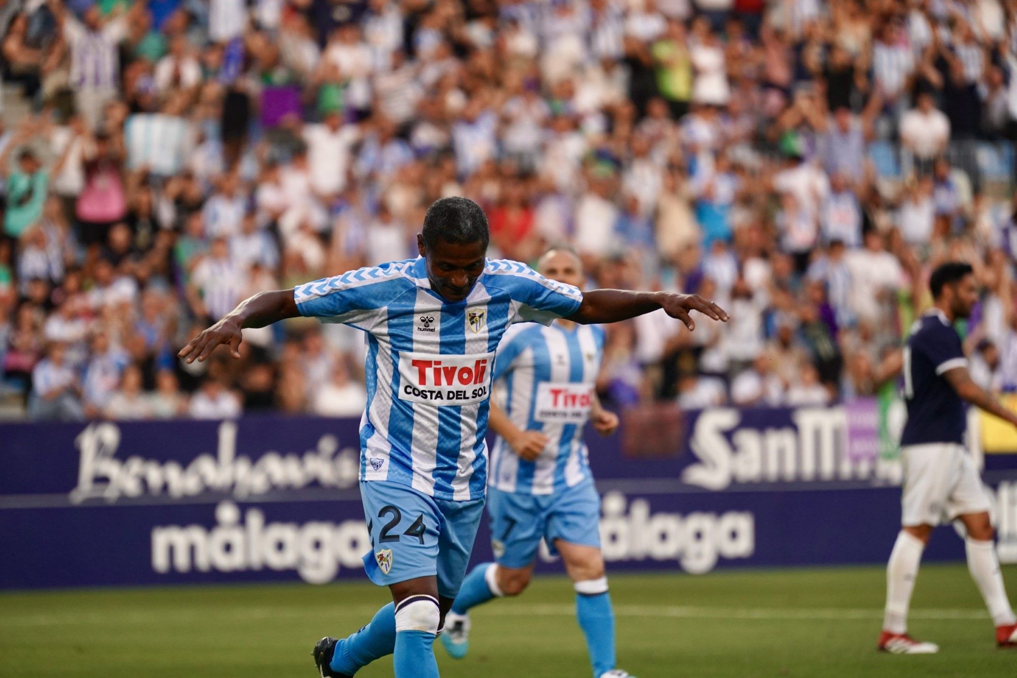 Las leyendas del Málaga CF vuelven a pisar el césped de La Rosaleda