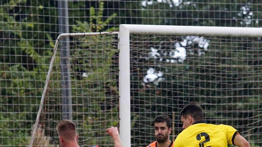 Jorge Cayarga dispara a puerta ante la presencia de Jairo y Vallina.