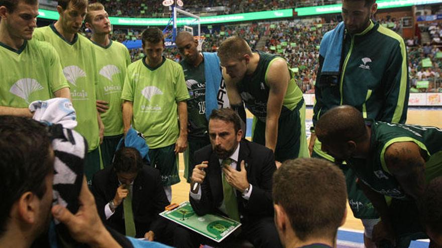 Joan Plaza, con sus jugadores, en un tiempo muerto del cuarto partido de la serie de semifinales contra el Real Madrid.