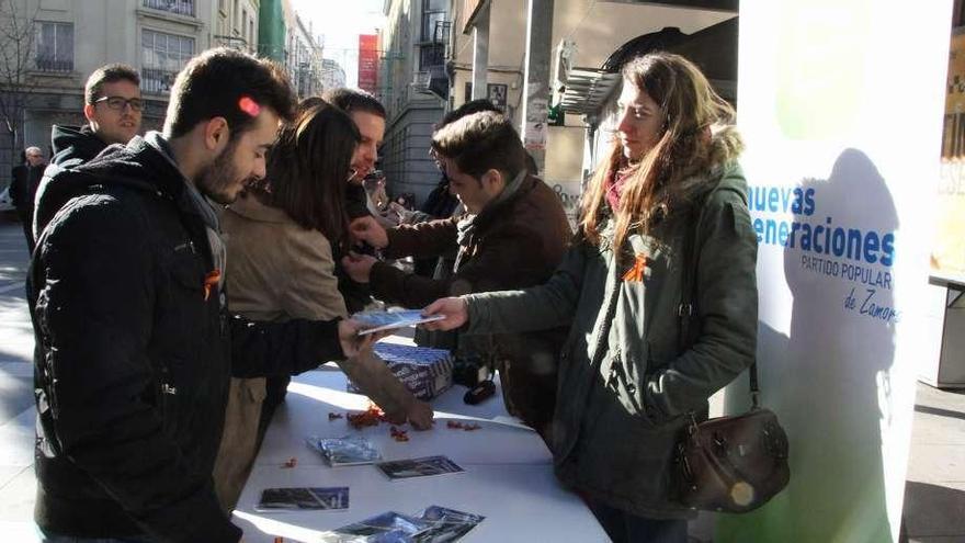 Jóvenes del PP reparten ejemplares de la Constitución