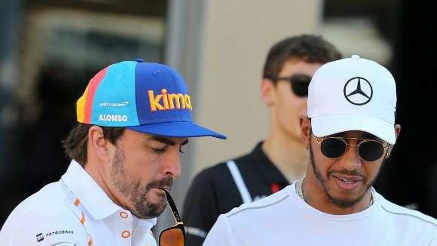 Alonso y Hamilton, ayer en Abu Dabi. // Efe