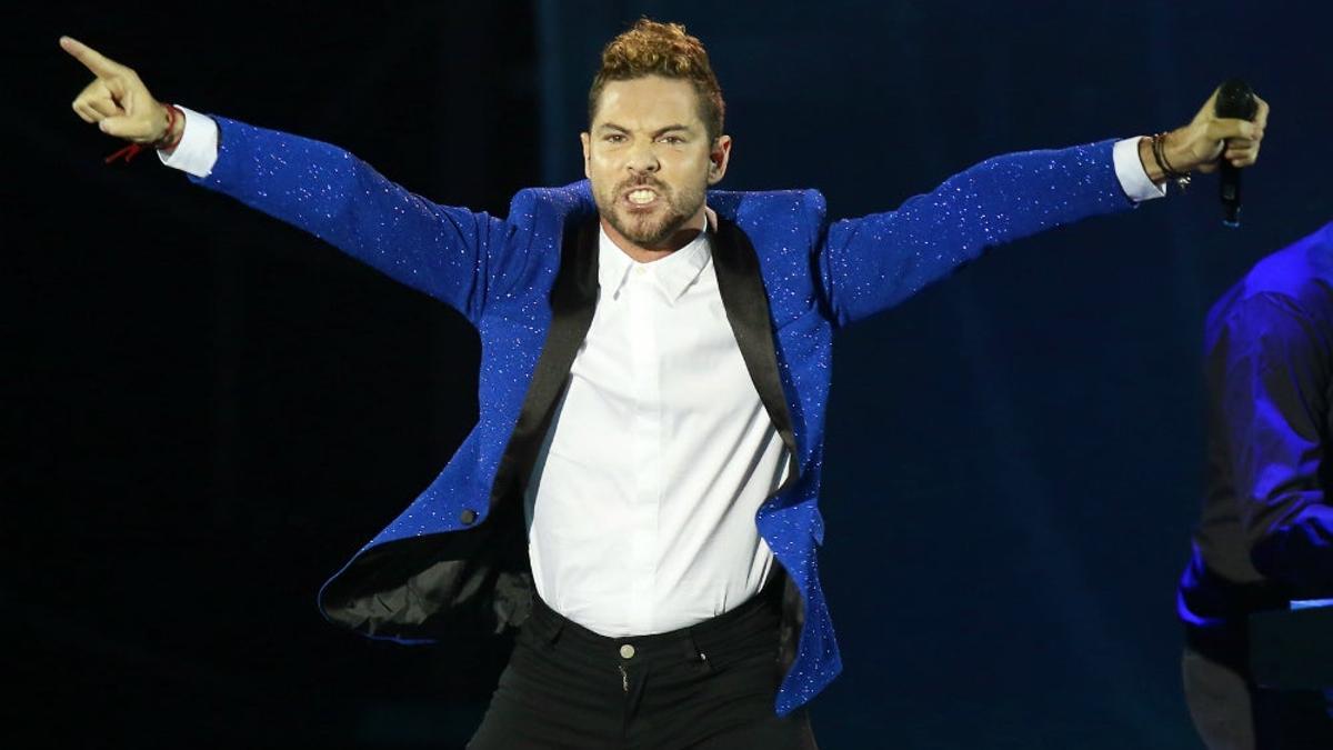 David Bisbal con una chaqueta azul y muy excitado en los premios 40