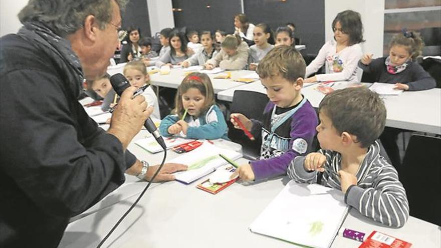 Lorenzo Ramírez da a los niños de la ‘festa’ una lección magistral de dibujo