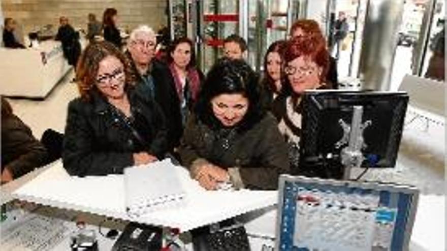 Els representants amb les 5.000 firmes a la seu de la Generalitat.