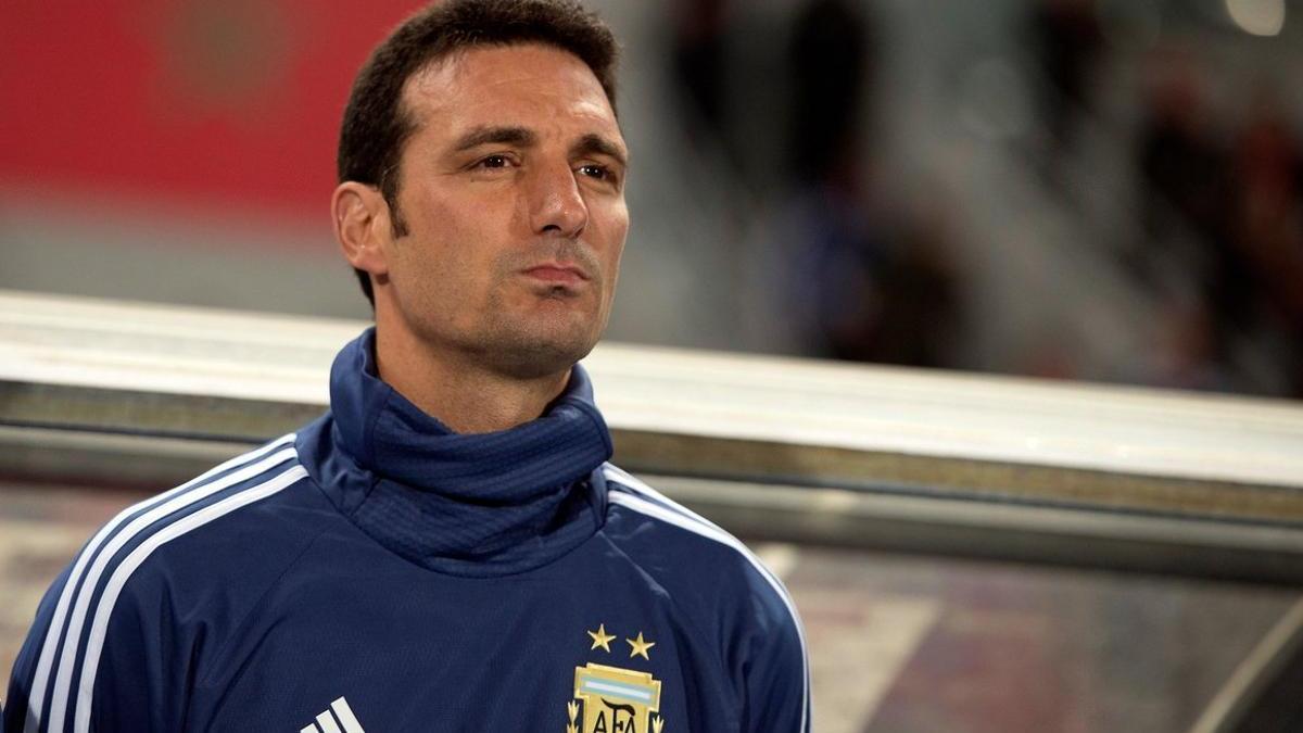 Lionel Scaloni, entrenador de la selección argentina, en el banquillo.