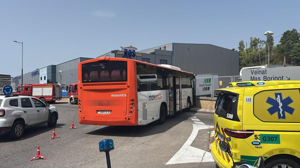 Els serveis d'emergències assistint l'accident de trànsit de l'autobús a Blanes.
