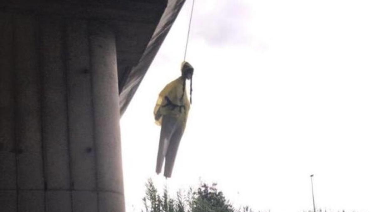 Roma investiga la aparición de un muñeco de Greta Thunberg colgando debajo de un puente