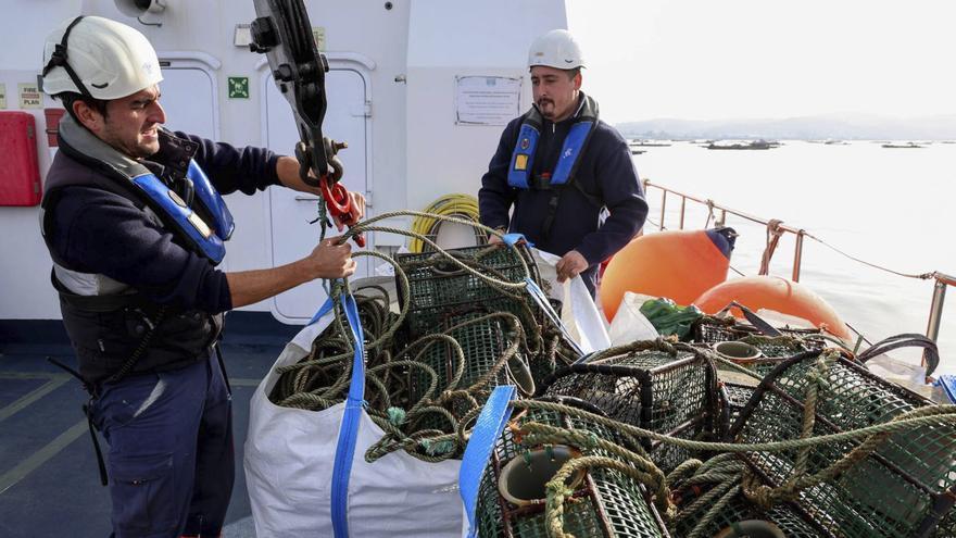 Gardacostas de Galicia elimina gran cantidad de redes y nasas ilegales en una nueva jornada de vigilancia y protección del medio marino