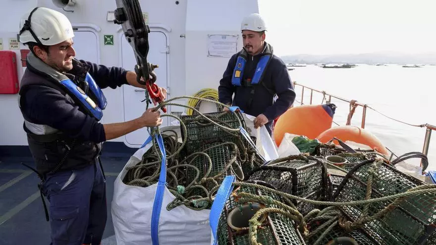 Gardacostas de Galicia elimina gran cantidad de redes y nasas ilegales en una nueva jornada de vigilancia y protección del medio marino