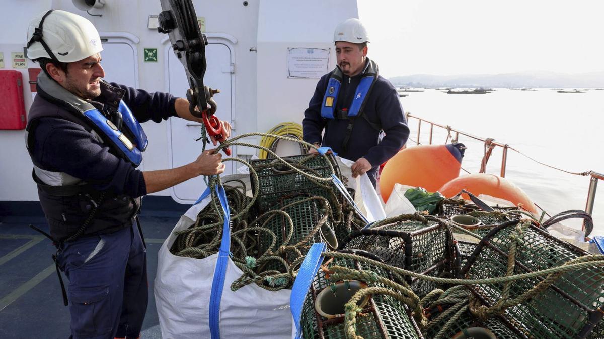 Gardacostas de Galicia elimina gran cantidad de redes y nasas ilegales en una nueva jornada de vigilancia y protección del medio marino