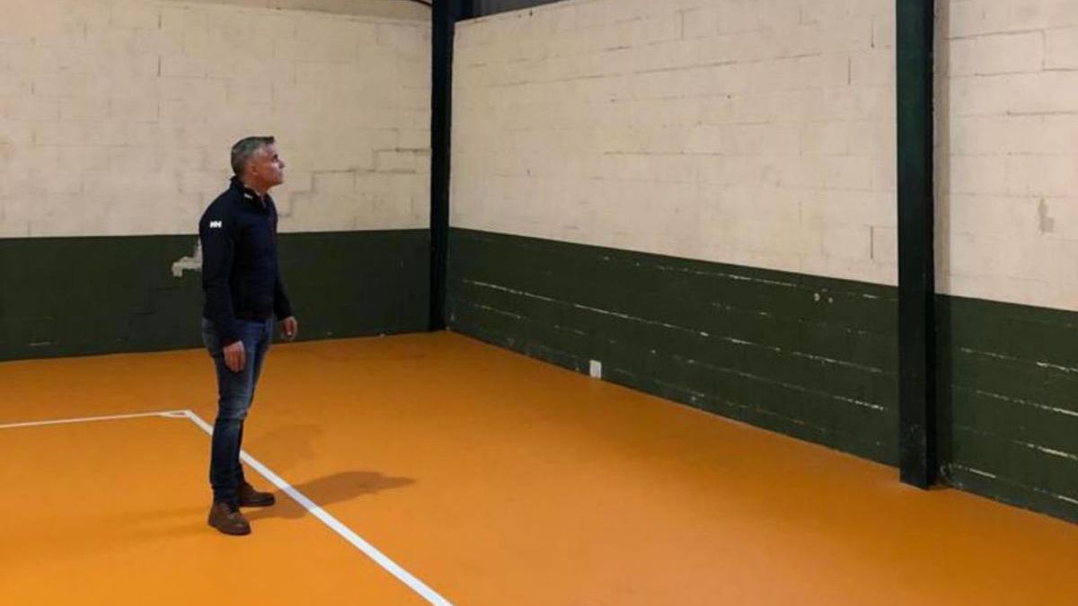Cándido Muíños visitó el pabellón polideportivo de Lourido. | // FDV